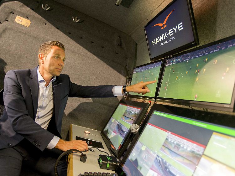 Bei der niederländischen Pokalpartie zwischen Ajax Amsterdam und Willem II ist erstmals der Videobeweis im Profifußball genutzt worden.