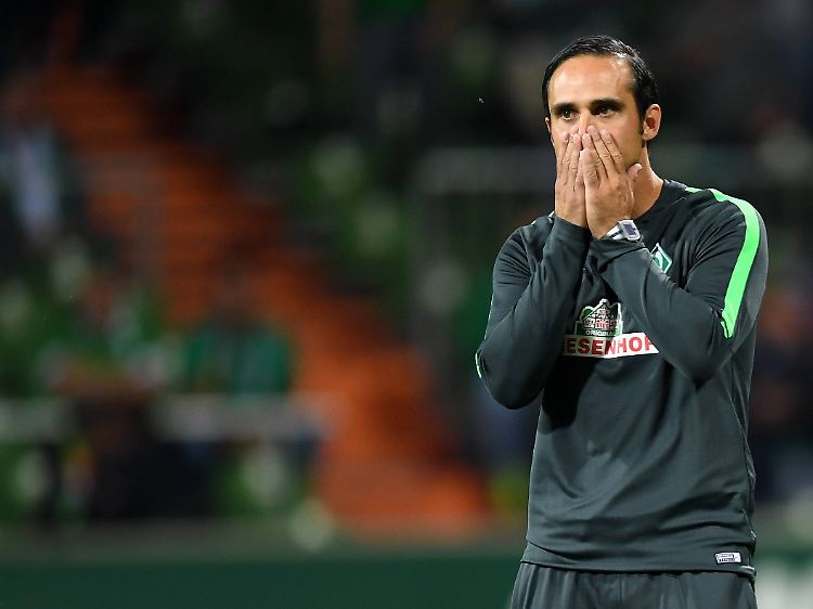 Auf der Zielgeraden noch 1:2 verloren. Trainerdebütant Alexander Nouri kann's nicht fassen.