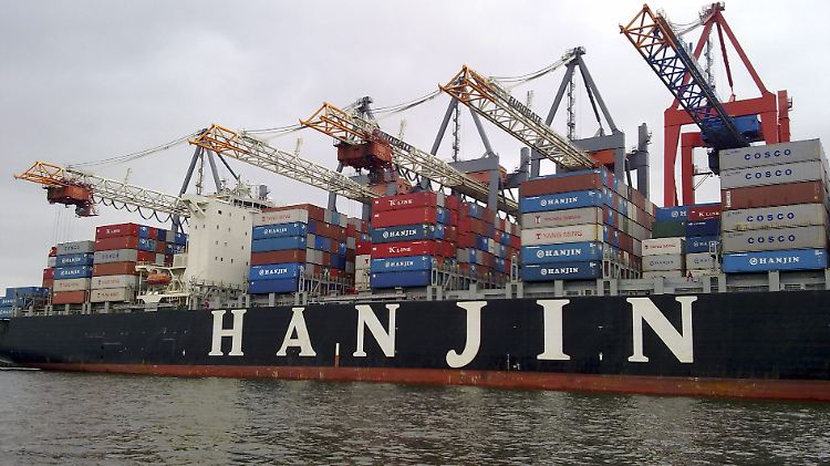Ein Hanjin-Frachter löscht in Hamburg seine Container. Doch das Büro am Standort soll bald schließen. 