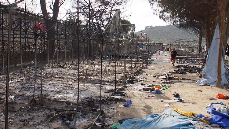 In einem Flüchtlingslager auf Lesbos kam es zu Krawallen, ein Feuer zerstörte Tausende Zelte.