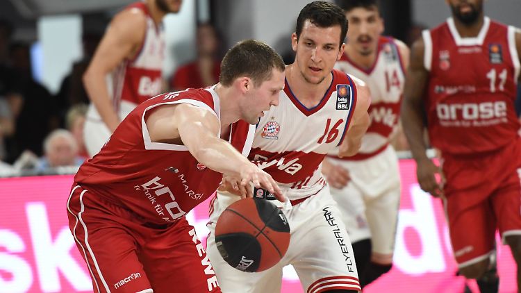 Jānis Strēlnieks (am Ball) und seine Bamberger werden in dieser Saison von wiedererstarkten Bayern herausgefordert. Allerdings ohne Paul Zipser (Nummer 16), der zu den Chicago Bulls gewechselt ist.