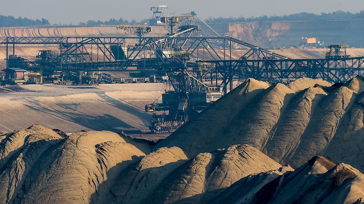 Blick über riesige Abraumhalden im Braunkohletagebau der Vattenfall AG nahe Jänschwalde (Brandenburg).