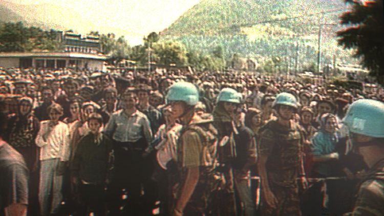UN-Soldaten stehen 1995 vor Hunderten Muslimen, die aus dem nahegelegenen Srebrenica geflüchtet waren.
