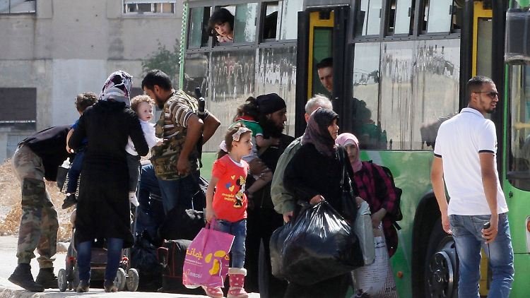 Hunderte Rebellen verlassen nach einer Vereinbarung mit der Regierung einen belagerten Stadtteil in Homs.