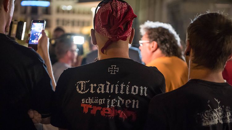 Rechte Demonstranten in Bautzen. 