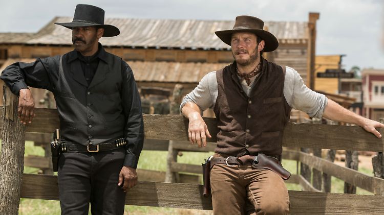 Yul Brynner und Steve McQueen waren gestern: Denzel Washington und Chris Pratt in "Die glorreichen Sieben" 2016.