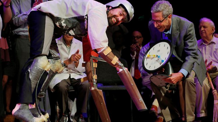 Der Brite Thomas Thwaites bekam den Ig-Nobelpreis in Biologie für die "Schaffung prothetischer Erweiterungen seiner Gliedmaßen, die es ihm erlaubten, sich zu bewegen wie Ziegen und viel Zeit in ihrer Gesellschaft auf Hügeln zu verbringen".
