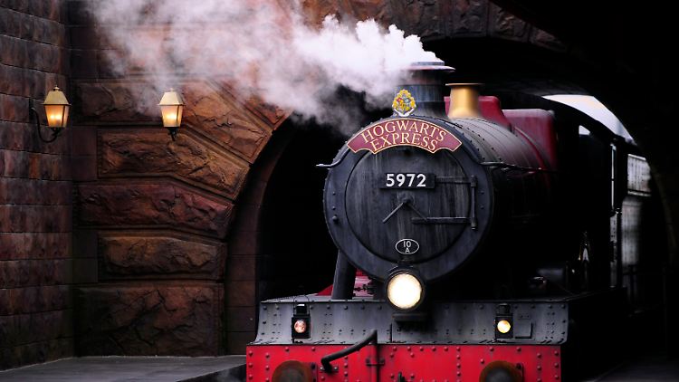 Inzwischen bringt der Hogwarts-Express schon Harry Potters Sohn in die Zaubererschule.