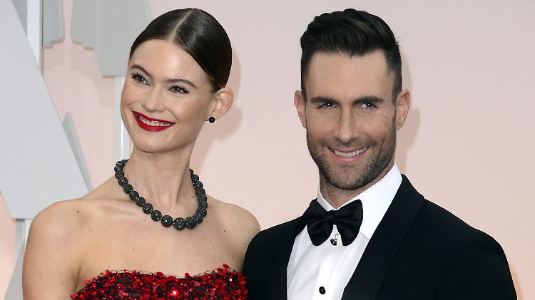 Behati Prinsloo (l.) und Adam Levine (r.) sind seit 2014 verheiratet.