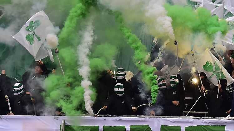 Vermummte Fans aus Fürth beim Zünden von Pyrotechnik im jüngsten Frankenderby gegen den 1. FC Nürnberg.