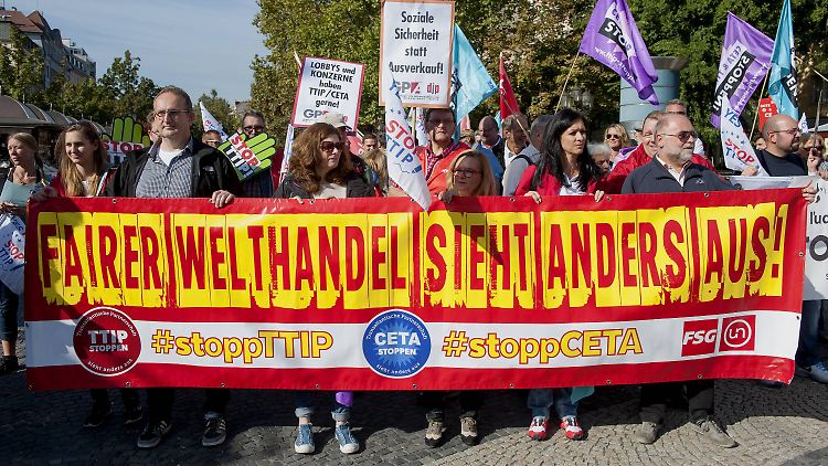Auch in Bratislava fanden sich Dutzende Menschen ein, um gegen Ceta zu protestieren.