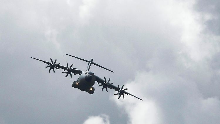 Vorführmaschine im Anflug auf Farnborough: Für den europäischen Flugzeugbau hängt viel am Erfolg der A400M "Grizzly".