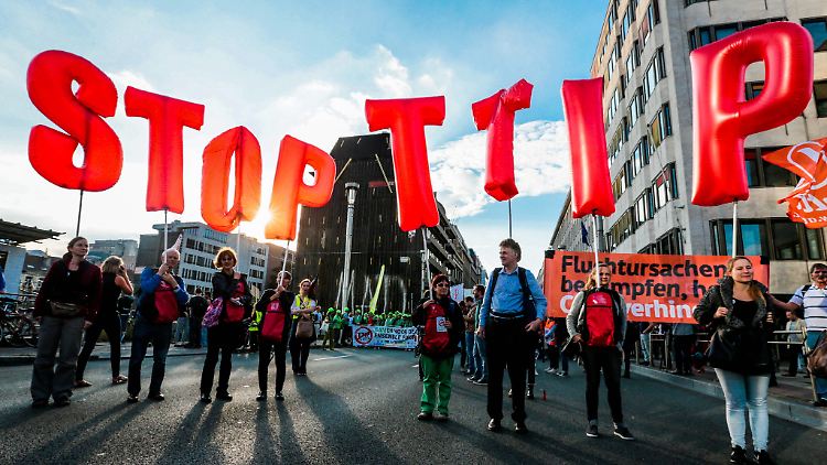 In vielen europäischen Städten - wie hier in Brüssel - protestierten die Menschen am vergangenen Wochenende gegen TTIP.