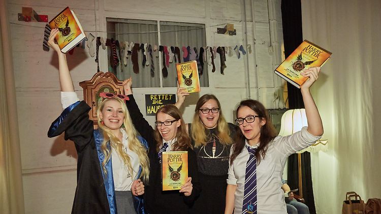 Nun auch auf Deutsch: Fans jubeln mit ihren druckfrischen Exemplaren von "Harry Potter und das verwunschene Kind".