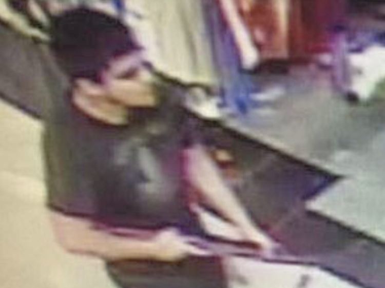 Schwarzes T-Shirt, kurze Hosen, das Gewehr schussbereit: Standbild einer Überwachungskamera aus dem Inneren der "Cascade Mall" in Burlington.