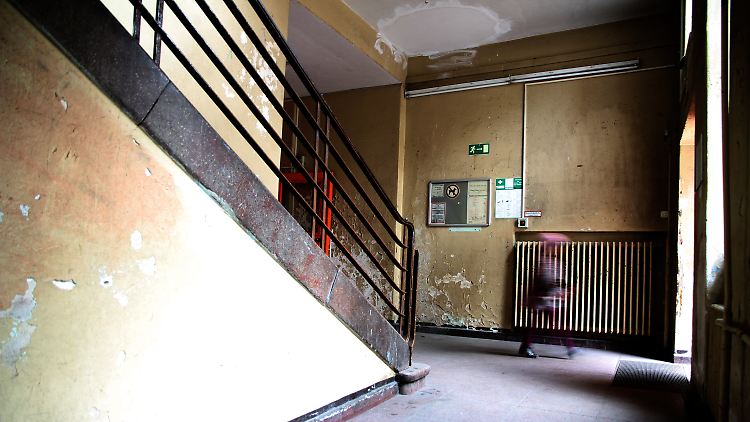Marodes Treppenhaus in einer Grundschule in Berlin.