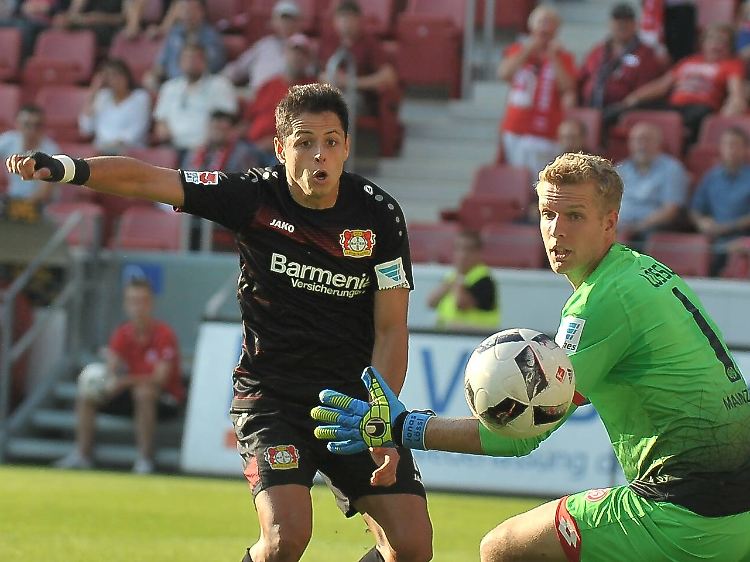Leverkusens Chicharito überwand den Mainzer Torwart Lössl insgesamt drei Mal.