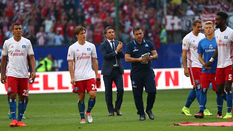 Trotz einer starken Leistung seines Teams dürfte es für HSV-Trainer Bruno Labbadia (m.) eng werden.