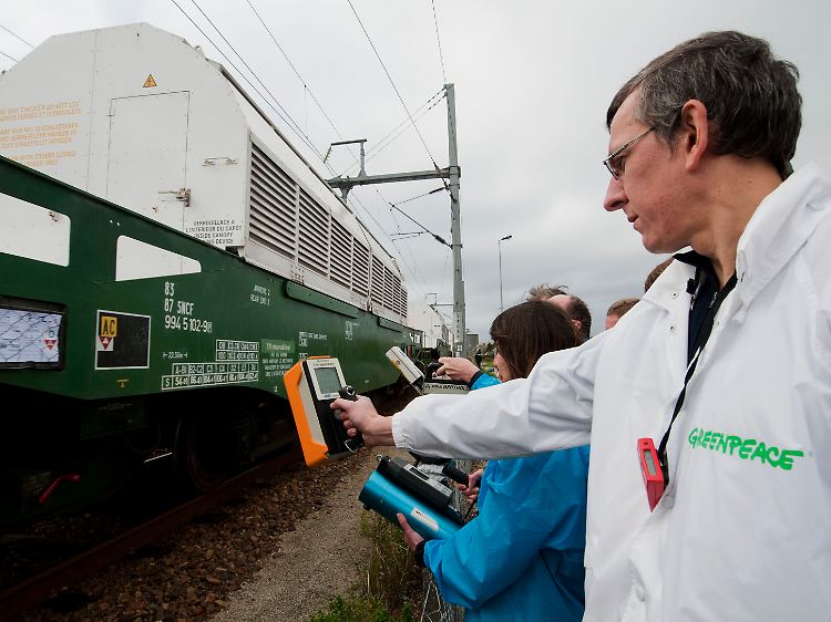 Greenpeace Aktivist Jan Vande Putte misst die Gamma-Strahlung der Castorbehälter beim Verlassen des Verladebahnhofs Valognes.