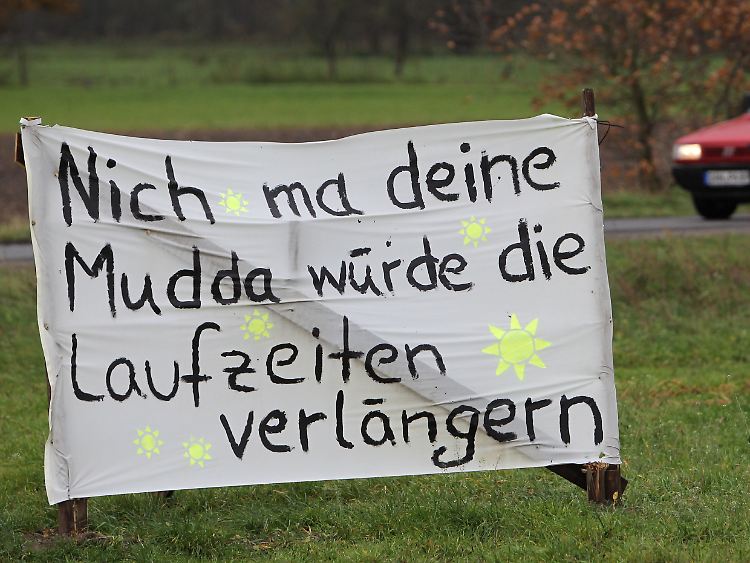 Vorwurf in Richtung Bundeskanzlerin? (Plakat nahe Splitau im Landkreis Lüchow-Dannenberg)