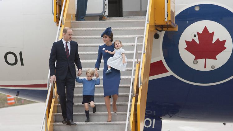Royale Ankunft: Das Britische Prinzenpaar mit ihren Kindern Charlotte und George. 