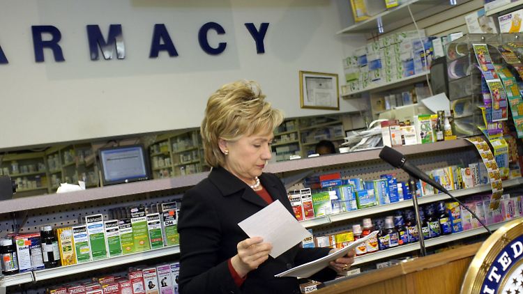 Wahlkampf in der Apotheke: Hillary Clinton (hier während ihrer Zeit als Senatorin in New York) fordert die Festsetzung von Preisen durch ein Regierungskomitee