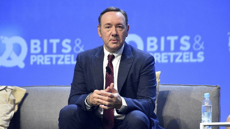 Oscar-Preisträger Kevin Spacey eröffnete seine Rede als Frank Underwood.