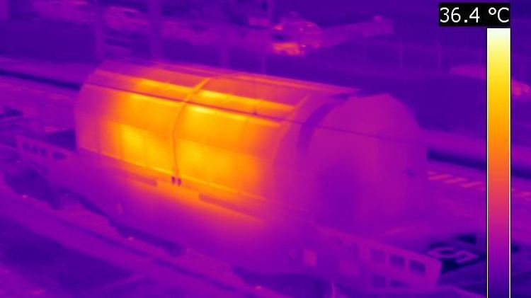 Strahlende Fracht für Gorleben: Die Thermografie-Aufnahme beim Verlassen des Verladebahnhofs Valognes zeigt das Wärmebild eines Castors.
