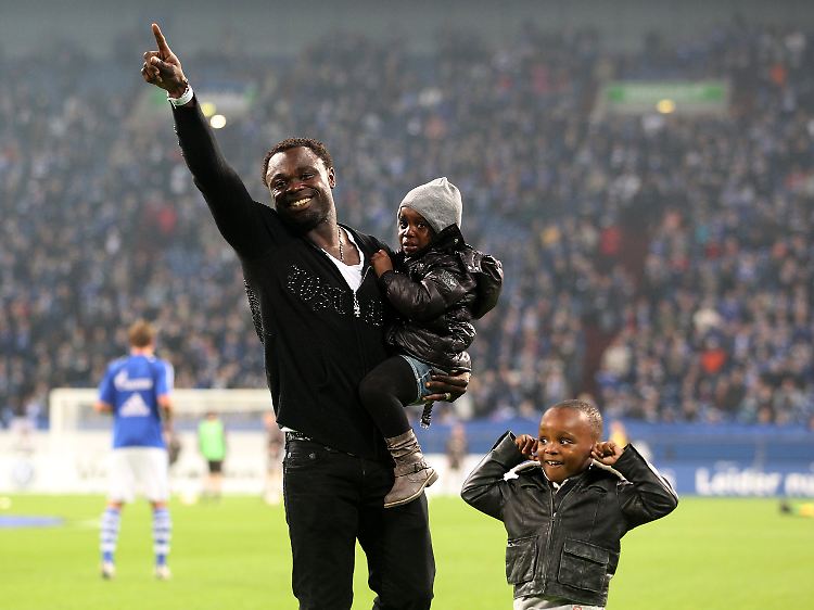 Da wurde es ganz schön laut: Gerald Asamoah verabschiedete sich offiziell von den Schalker Fans.