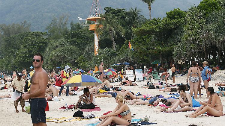 Strand von Phuket, Thailand: Dorthin zieht es im Winter nicht wenige Deutsche.