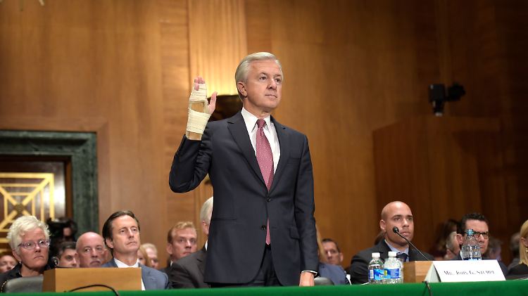 John Stumpf steht vor dem US-Bankenausschuss Rede und Antwort. Die Verletzung an der Hand hat er sich beim Spielen mit seinen Enkeln zugezogen.