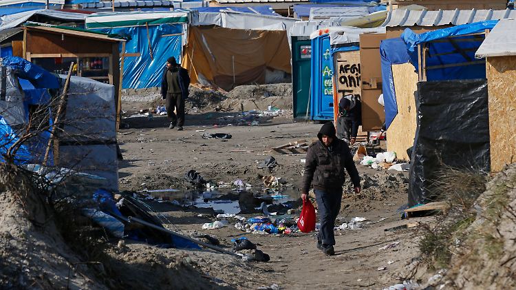 Tausende Flüchtlinge harren unter katastrophalen Bedingungen in Calais aus