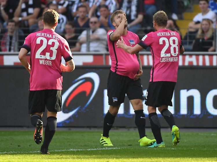 Die pinke Hertha bejubelt Alexander Essweins (m.) Treffer zur zwischenzeitlichen 3:2-Führung in Frankfurt.
