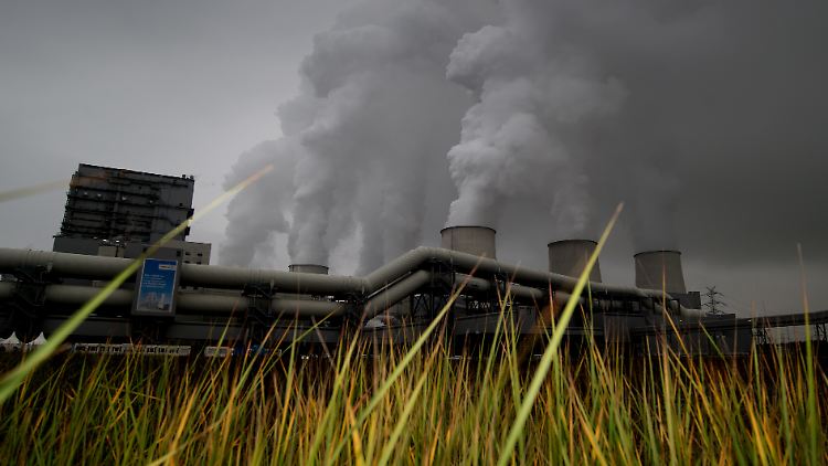 Blick auf die qualmenden Kühltürme des Braunkohlekraftwerks von Vattenfall.
