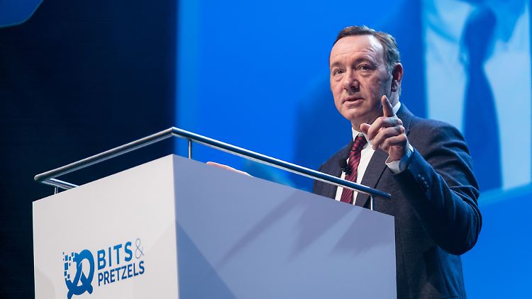 Kevin Spacey spornt deutsche Unternehmer auf dem Bits & Pretzels-Festival an.
