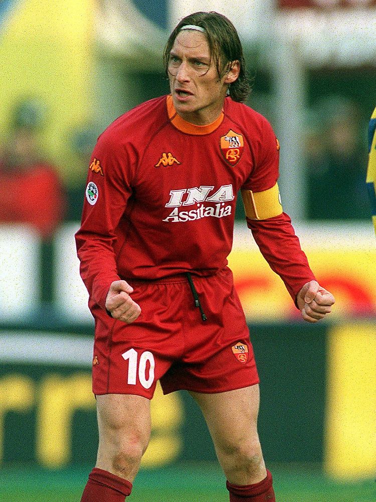 Ein Kämpfer: Totti im Februar 2001. Am Ende dieser Saison feierte die Roma den ersten Titelgewinn seit 1983.