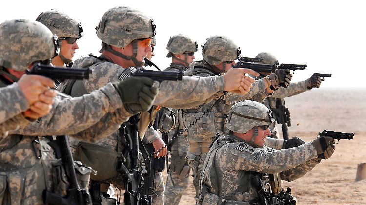Neue Standardwaffe für das Militär: US-Soldaten im Training mit der Beretta M9.