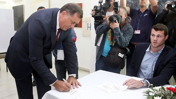 Milorad Dodik (links) hat ein Teilziel erreicht.