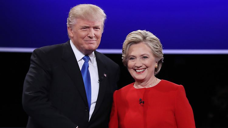 Vor Beginn der Debatte reichten Trump und Clinton sich die Hand - sie in rotem Hosenanzug, er mit blauer Krawatte, beide also in den Farben der jeweils gegnerischen Partei.