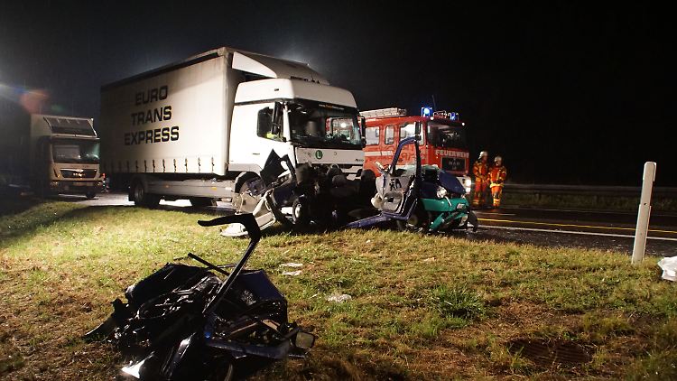Nach dem schweren Unfall auf der A81 ist die Autobahn über mehrere Stunden gesperrt.