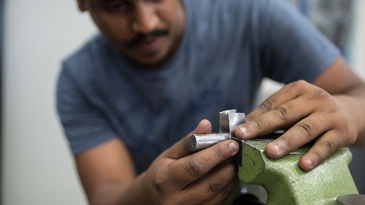 Bei der Integration von Flüchtlingen in den Arbeitsmarkt stoßen Unternehmen immer wieder an ihre Grenzen.
