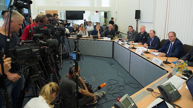 Bei einer Pressekonferenz verteidigt Dresdens Polizeipräsident Horst Kretzschmar (3.v.r.) seine Informationspolitik.  