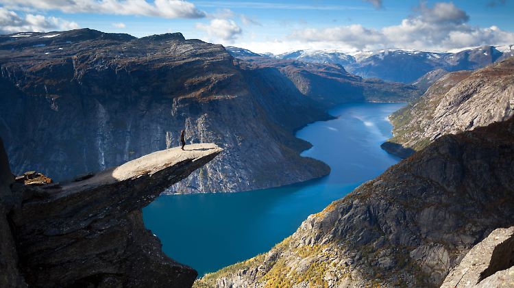 Wanderer auf der Felszunge Trolltunga: Immer wieder müssen Helfer in Norwegen ausrücken, um schlecht vorbereitete Wanderer vom Berg zu holen.