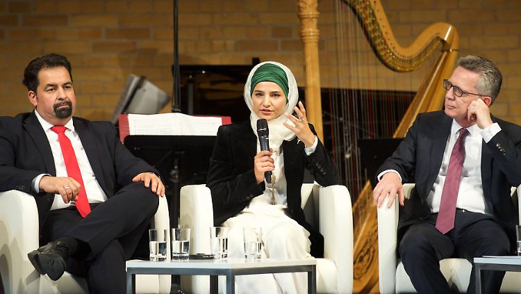 Zentralratschef Ayman Mazyek (l.), Kulturwissenschaftlerin Tuba Isik und Innenminister De Maiziere sind drei der Teilnehmer einer Podiumsdiskussion beim Festakt zur Islamkonferenz.