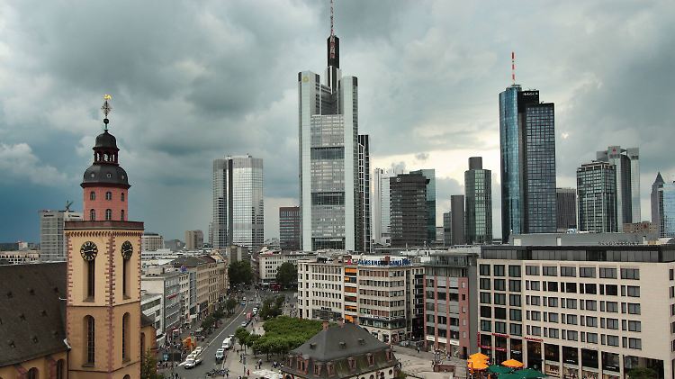 Blick aufs Bankenviertel in Frankfurt am Main: "Natürlich stehen wir vor einem enormen Anpassungsdruck. Aber Selbstmord aus Angst vor dem Tod ist definitiv die falsche Strategie."
