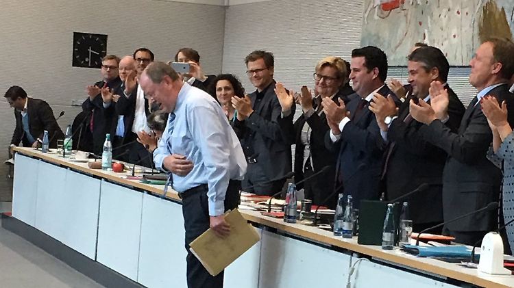 Die Hand fast am Herzen, die Personalakte in der Hand: Peer Steinbrück hört auf.
