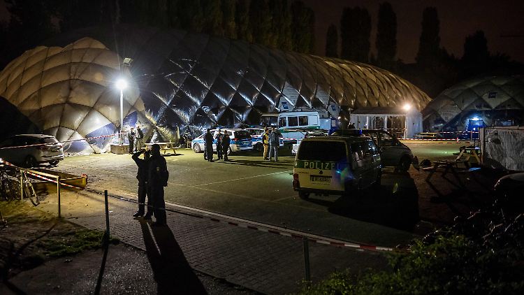 Als ein 27-jähriger Flüchtling abgeführt werden sollte, griff der 29-Jährige an.