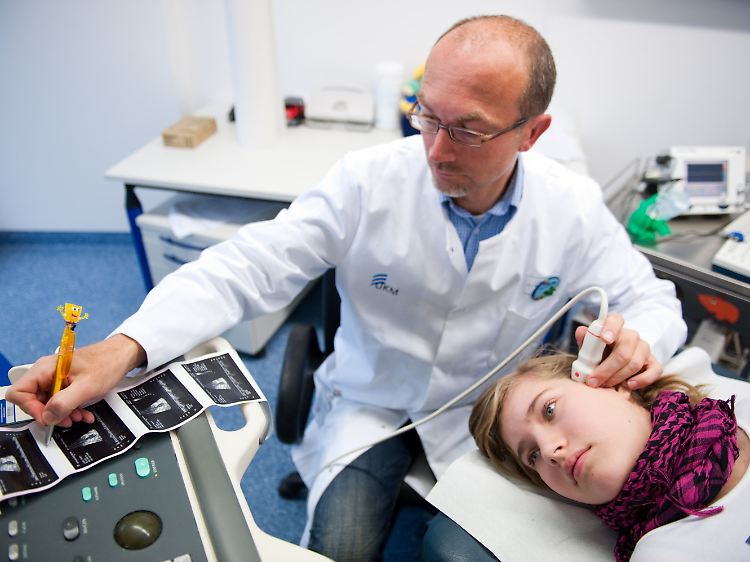 Johanna Georg wird im Universitätsklinikum Münster von ihrem Arzt Ronald Sträter mittels Ultraschall untersucht. Im Alter von 10 Monaten erlitt sie einen Schlaganfall und ist seit dem regelmäßig in Behandlung.