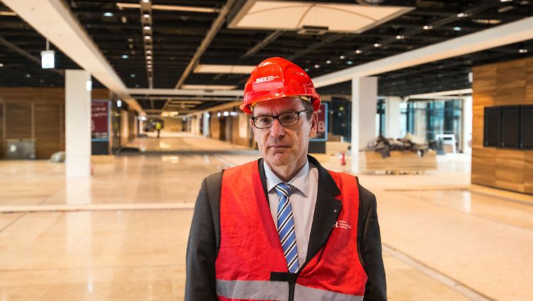 Der optimistische Flughafenchef Karsten Mühlenfeld auf der Baustelle des BER.