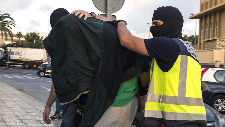 Die Polizei führt einen Verdächtigen in Melilla ab.
